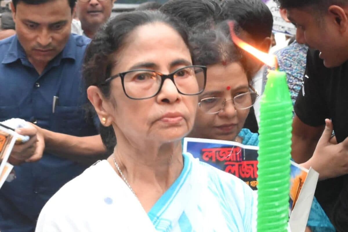 ईंटों के हमले से सीने में दर्द शुरू हुआ पुलिस कर रही उत्पीड़न काफिले पर हमले के बाद ममता बनर्जी का छलका दर्द!
