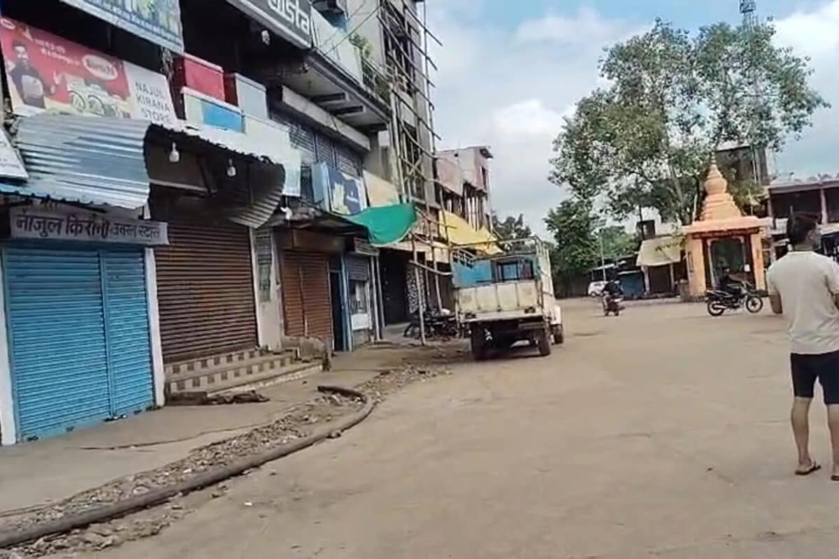 Mandla News: बंदरों का भयंकर आतंक, हमले में छत से गिरने पर युवक की मौत, विरोध में नारायणगंज बंद