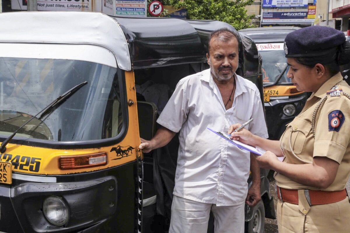 महाराष्ट्र के गैर मराठी ऑटो और टैक्सी वालों के लिए बड़ी खबर सीएम देवेंद्र फडणवीस ने दी एक साल की मोहलत