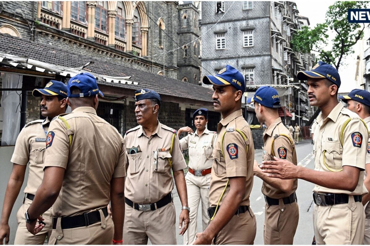 धर्म बदलो सारे दुख खत्म होंगे पालघर में धर्मांतरण कराने पहुंचीं 22 महिलाओं पर FIR हैदराबाद से जुड़े तार