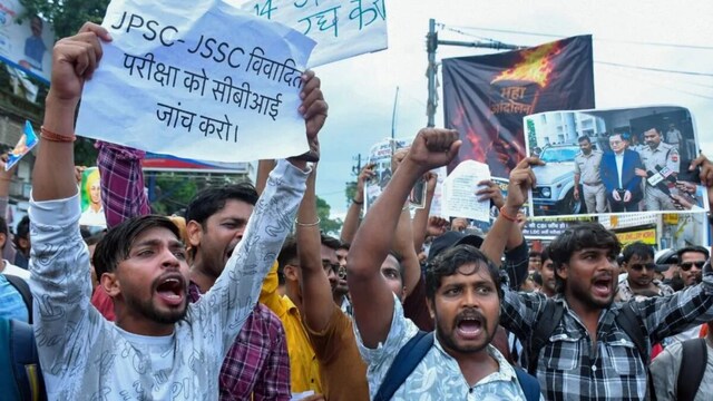 Live: आंदोलन का आज 15वां दिन, छात्रों से मांगी गई गड़बड़ी की डिटेल