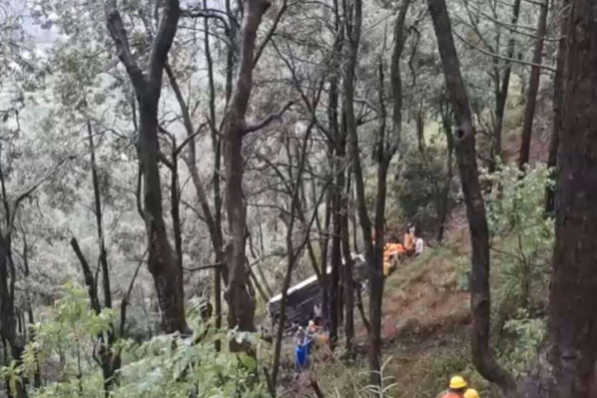 नैनीताल: मुक्तेश्वर मार्ग पर गहरी खाई में गिरी पर्यटकों की बस, 20 को निकाला, 6 की हालत नाजुक
