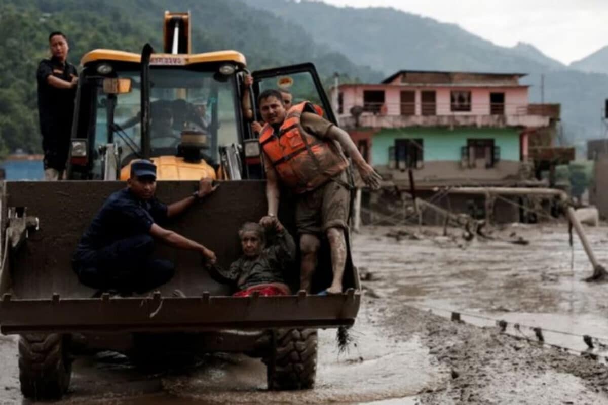मौत को छूकर वापस आया: हर तरफ थी तबाही नेपाल बाढ़ में बह रहा था मजदूरकैसे आम के पेड़ ने बचा लिया