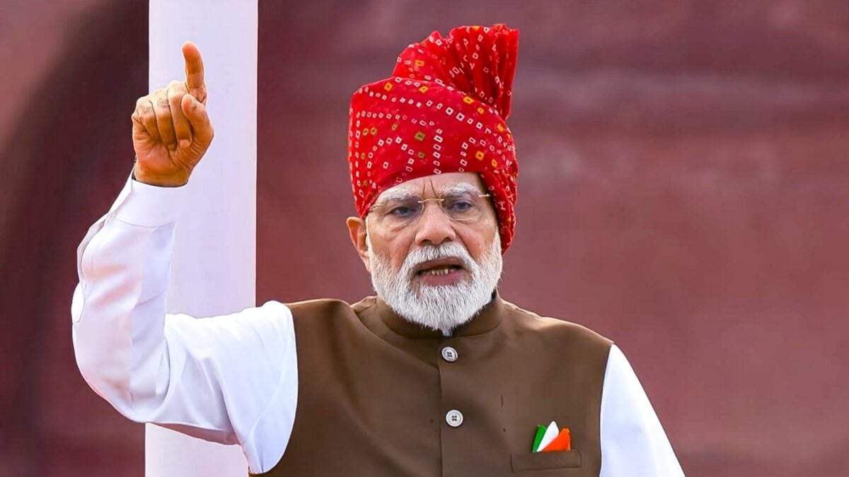 पीएम मोदी ने लगातार 25वीं बार तिरंगा फहराकर रचा इतिहास