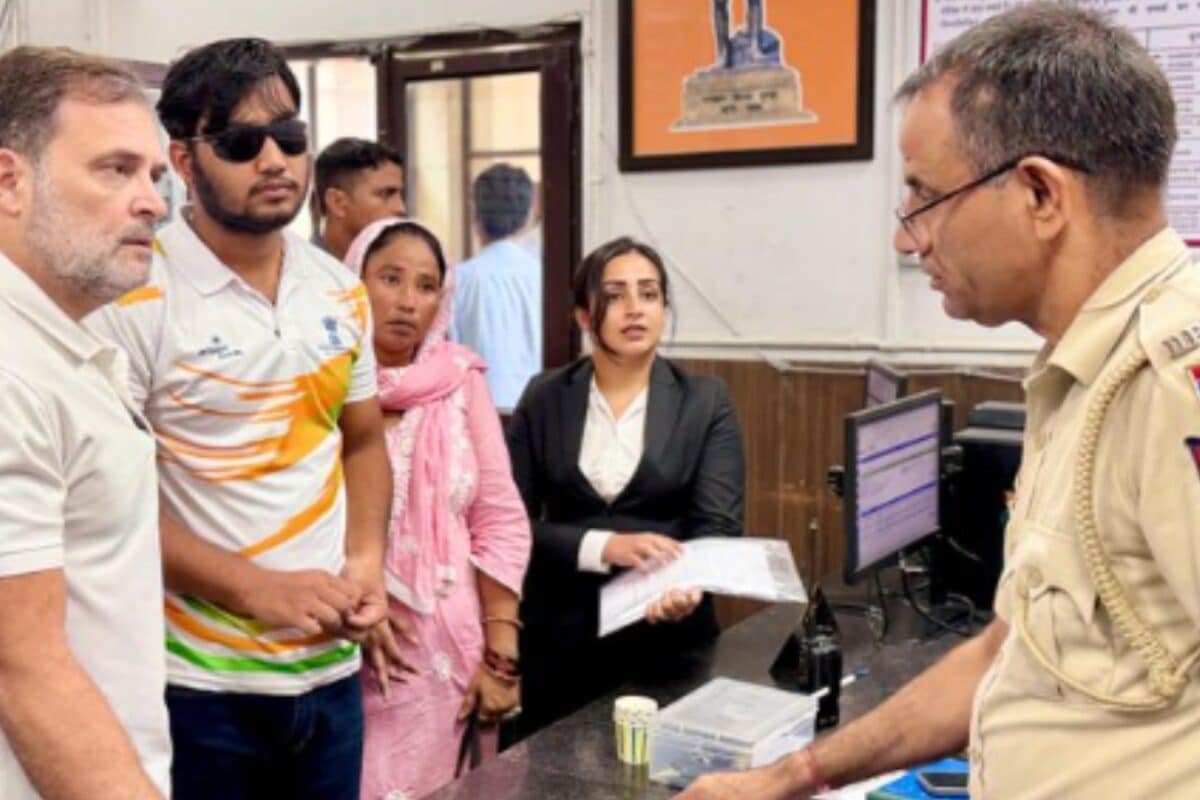 कानून से ऊपर कोई नहीं राहुल गांधी के धरने के खिलाफ पुलिस कमिश्नर से शिकायत FIR की मांग