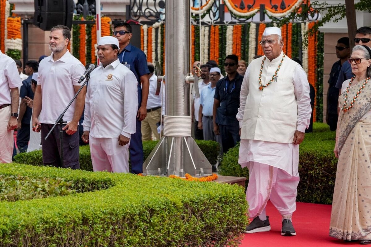 कुर्सी के लिए लाल किले से दूरी राहुल और खरगे के नखरों पर सरकार ने बताया कांग्रेस राज में सुषमा और जेटली कहां बैठते थे