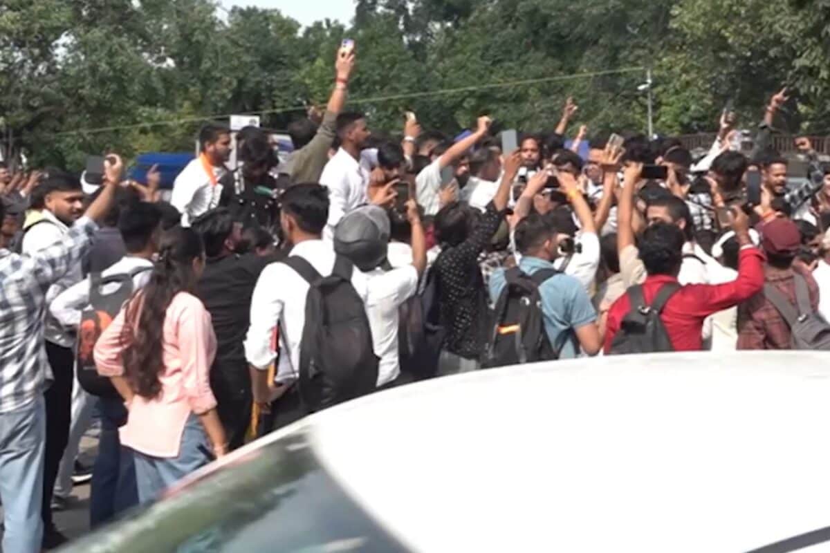 जाति नहीं गरीबी बने आधार जंतर-मंतर के बाद अब कनॉट प्लेस में आरक्षण नीति में सुधार को लेकर प्रदर्शन