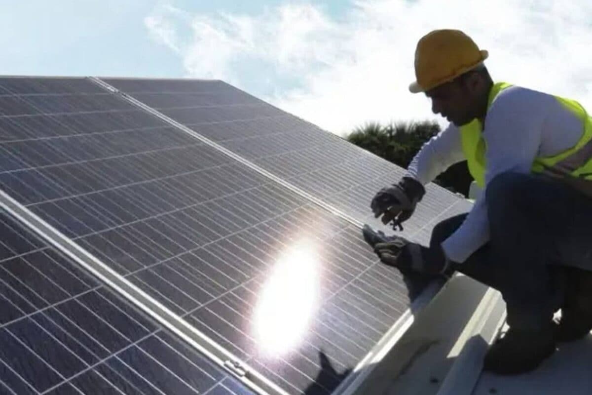 Solar Panel Lifespan: सोलर पैनल की लाइफ कितनी हर साल घटती है बिजली बनाने की क्षमता कब बन जाएगा कबाड़