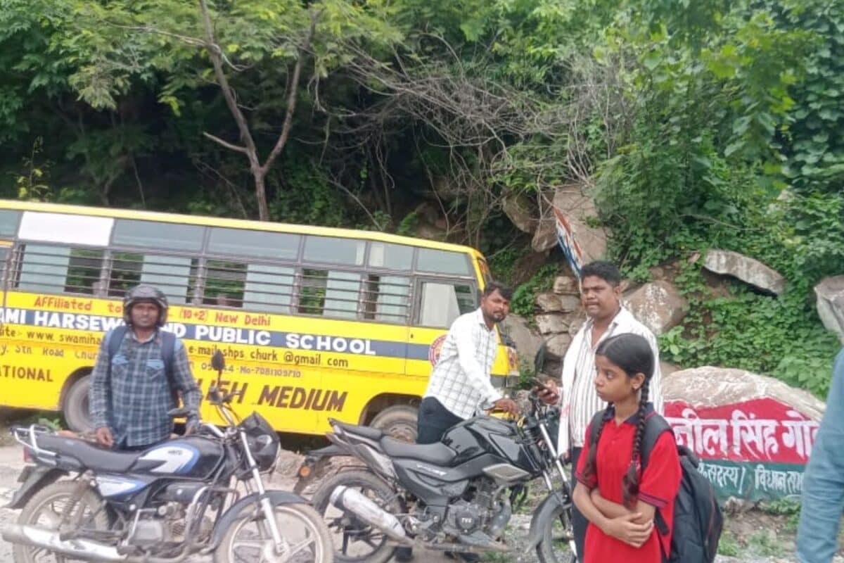 Sonbhadra News: स्कूल बस का ब्रेक हुआ फेल, खतरे में पड़ी बच्चों की जान, बचाने के लिए ड्राइवर ने पहाड़ में मारी टक्कर