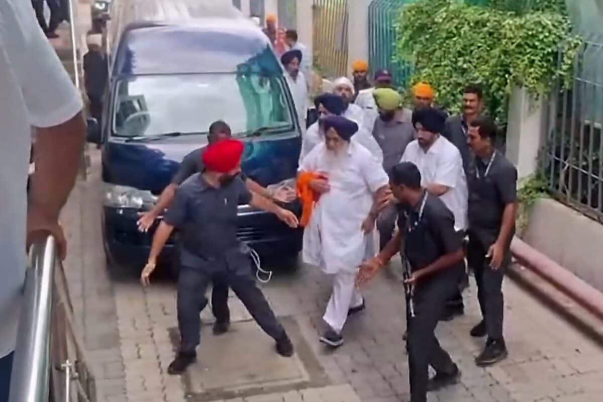 Sukhbir Singh Badal News LIVE: पत्नी हरसिमरत के सामने सुखबीर सिंह बादल पर निहंग का हमला फडणवीस ने दिए जांच के आदेश