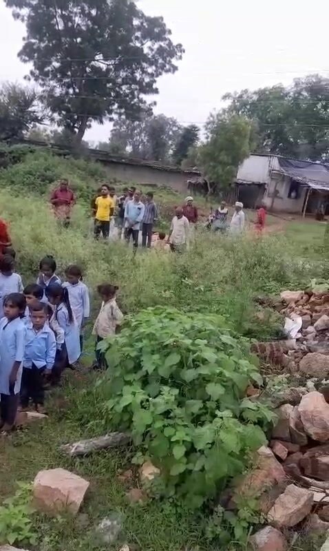 Udaipur News: जहां स्कूल होना था, वहां मलबे के बीच फहराया तिरंगा, बच्चों का सवाल- हमारा स्कूल कब बनेगा?