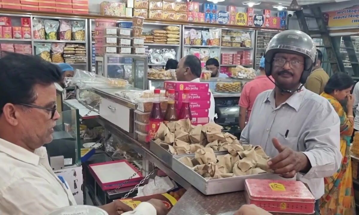 चीनी के बढ़ते दामों ने फीकी की मिठास, मिठाई खरीदना हुआ महंगा, बीकानेर के मशहूर रसगुल्ले समेत कई मिठाइयां हुई महंगी