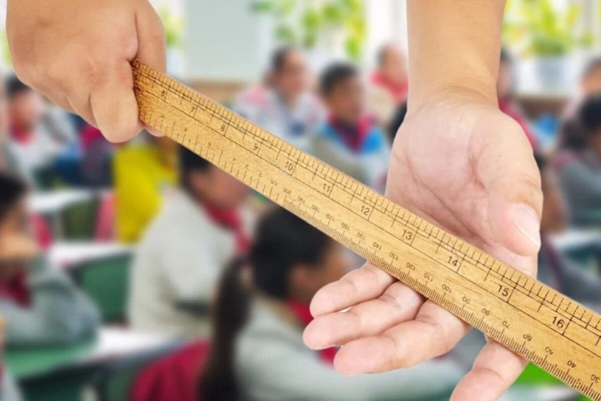 किताब भूलने पर मिली ऐसी सजा टीचर ने भरी क्‍लास में बच्‍ची को हाथ ऊपर कर खड़ा कराया मासूम ने तोड़ा दम