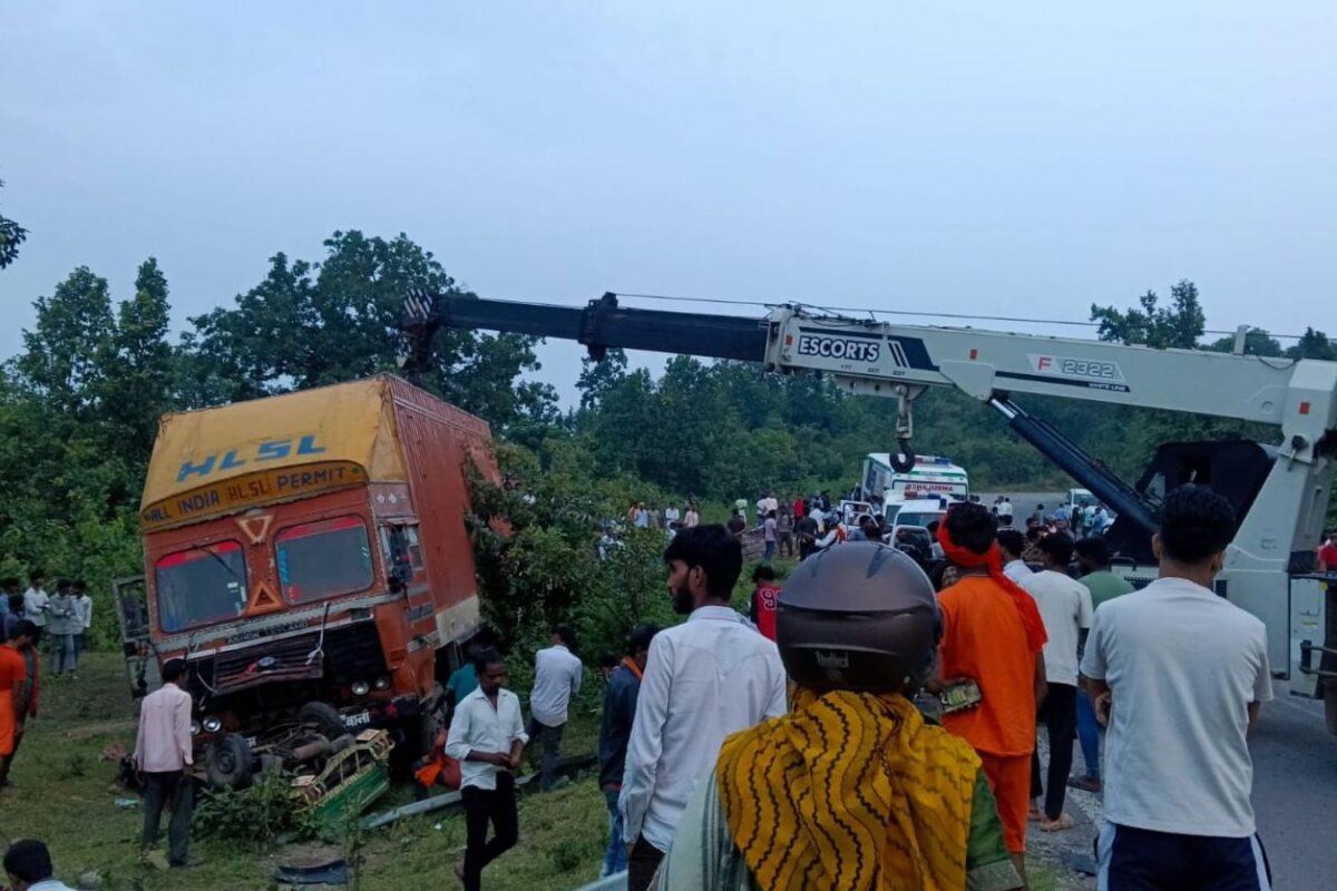 लातेहार में बेकाबू कंटेनर ने पहले बाइक और फिर ऑटो को मारी टक्कर, 6 लोगों की मौत