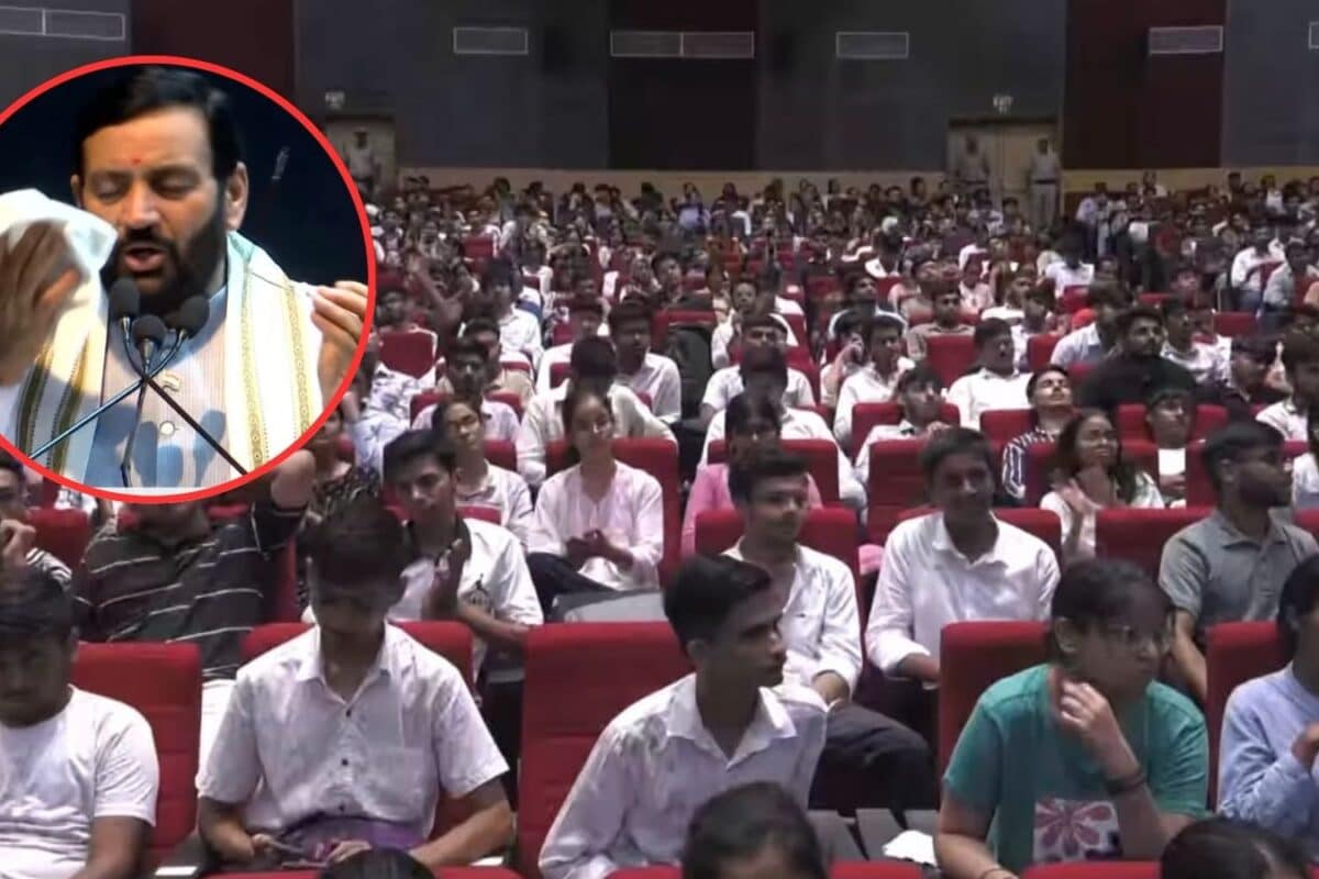 Sonipat News : विद्यार्थी गर्मी से बेहाल...मुख्यमंत्री सैनी के कार्यक्रम में नहीं चली AC, 2 अफसरों पर गिरी गाज