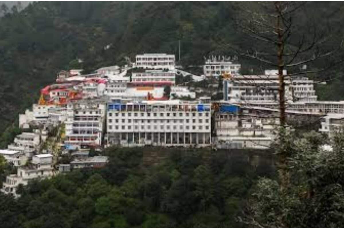 माता वैष्णो देवी यात्रा पर लगी रोक लैंडस्लाइड ने बढ़ाई भक्तों की मुसीबत श्रद्धालुओं को कटरा में रुकने को कहा