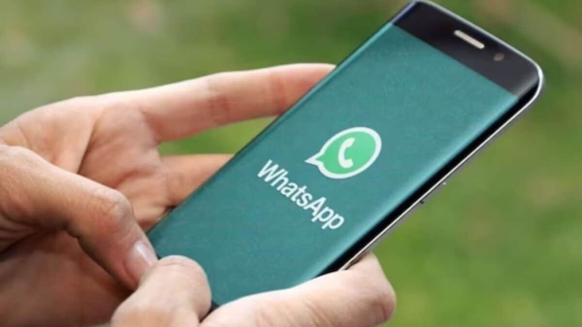 WhatsApp में आई बड़ी दिक्कत, फोटो-वीडियो भेजने में हुई परेशानी; कुछ देर बाद सेवा हुई बहाल