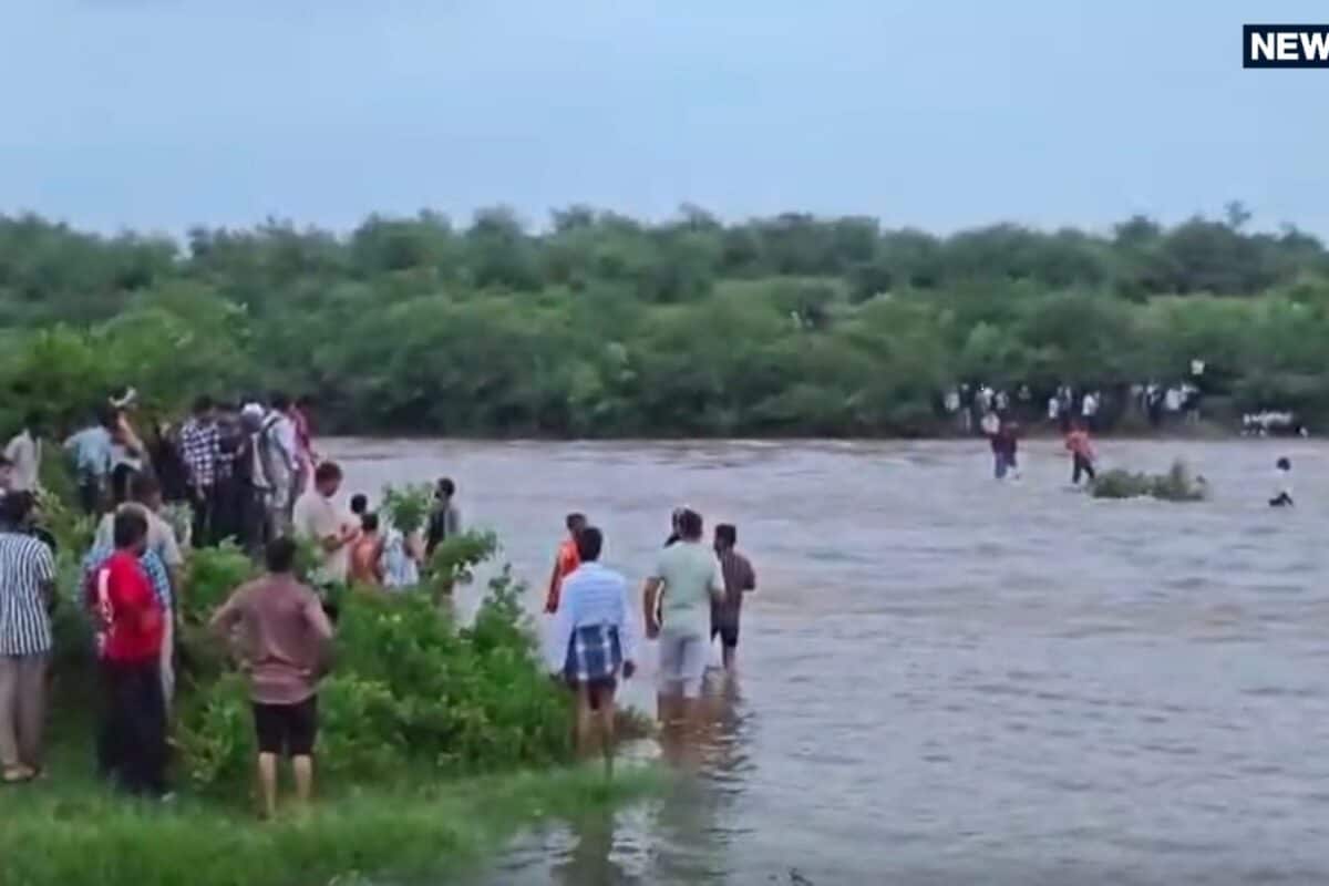 दमोह झरने पर बड़ा हादसा टला, तेज बहाव में फंसे 100 पर्यटक, टापू पर अटके दो युवकों की SDRF ने बचाई जान