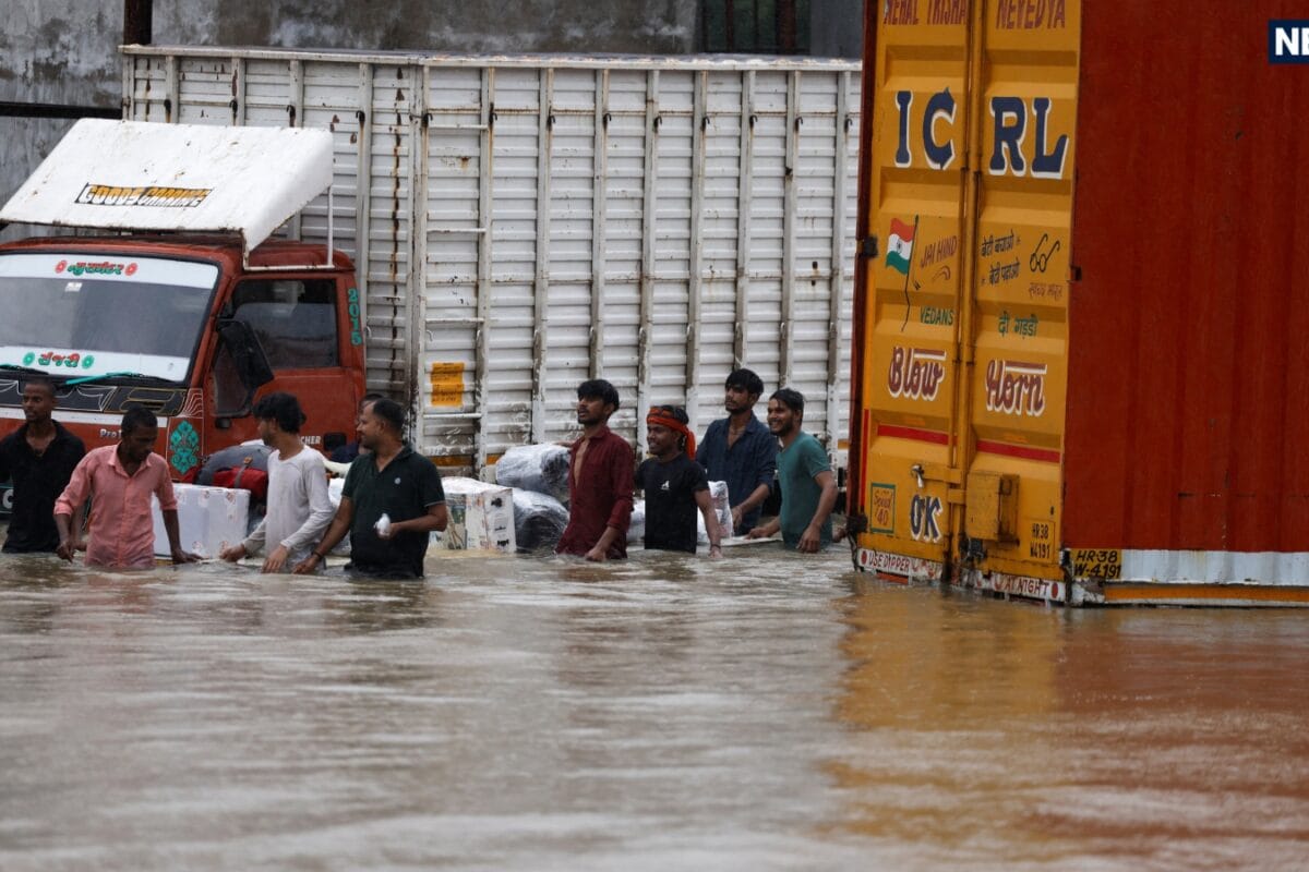 Aaj Ka Mausam: रेड अलर्ट! घरों में ही रहें बाहर निकलना खतरे से खाली नहीं तूफानी हवा के साथ होगी मूसलाधार बारिश
