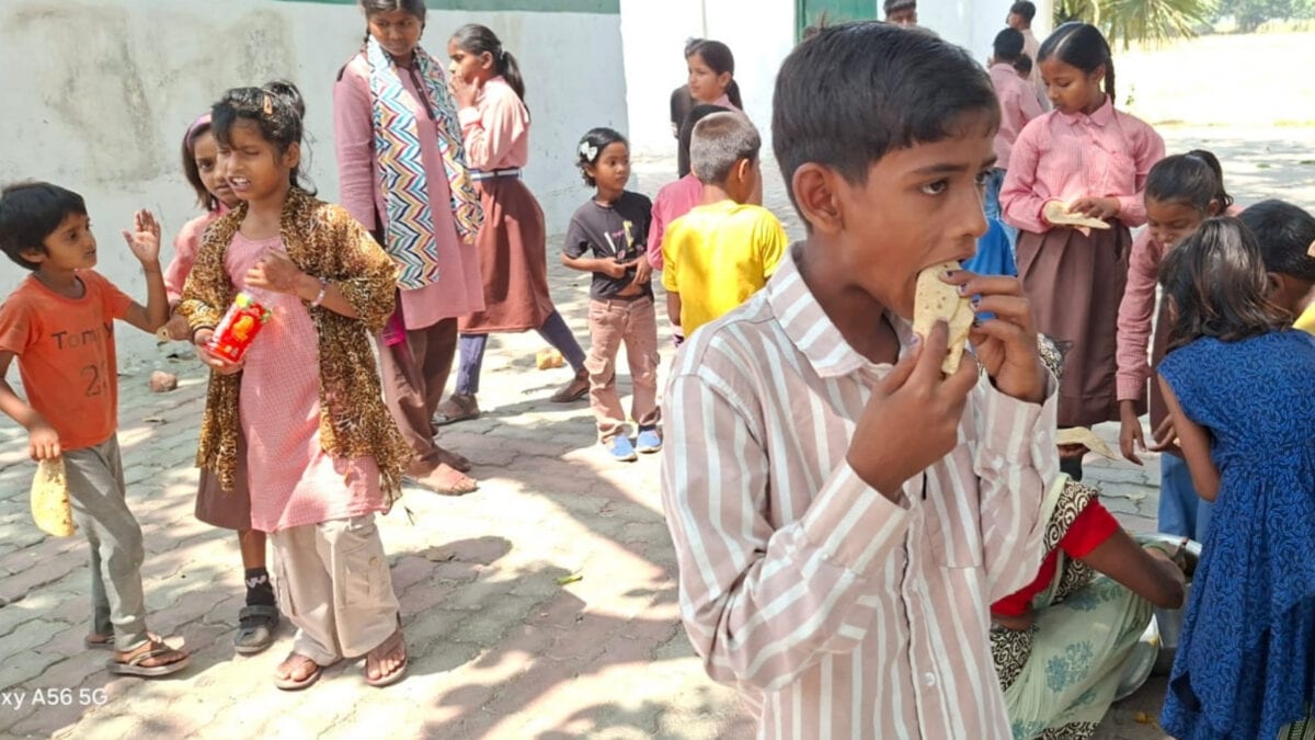 बच्चों को हाथ पर दे दी रोटी-सब्जी, मिड-डे मील के लिए नहीं मिली प्लेट-थाली, फोटो वायरल बच्चों को हाथ पर दे दी रोटी-सब्जी, मिड-डे मील के लिए नहीं मिली प्लेट-थाली, फोटो वायरल