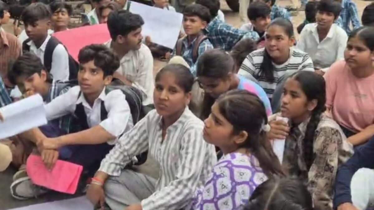 भोपाल में छात्रों का प्रदर्शन, 10 किमी पैदल मार्च और सीएम हाउस घेराव