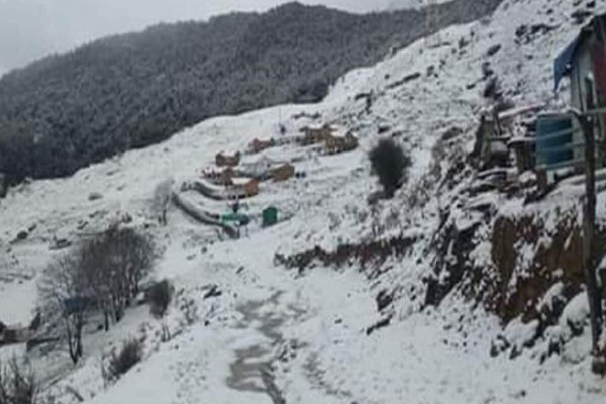 उत्तराखंड के पहाड़ों में अगस्त में होने लगी बर्फबारी, हेमकुंड साहिब, फूलों की घाटी में स्नोफॉल