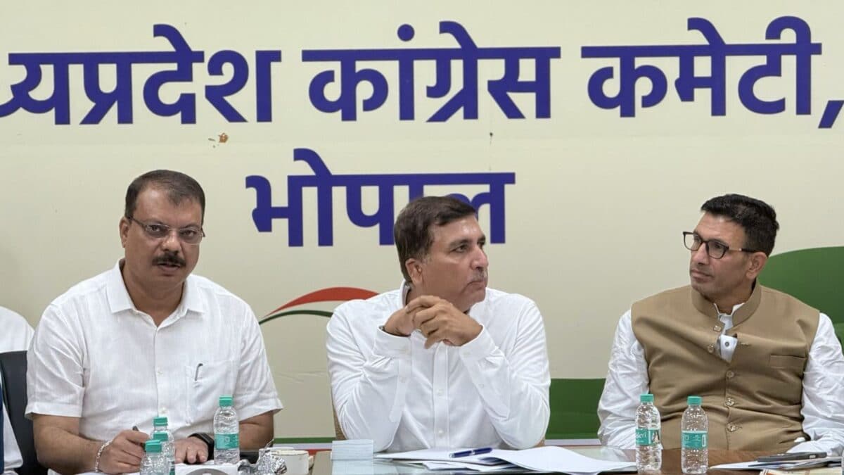 भोपाल में कांग्रेस की बैठक, दो पूर्व सीएम नदारद