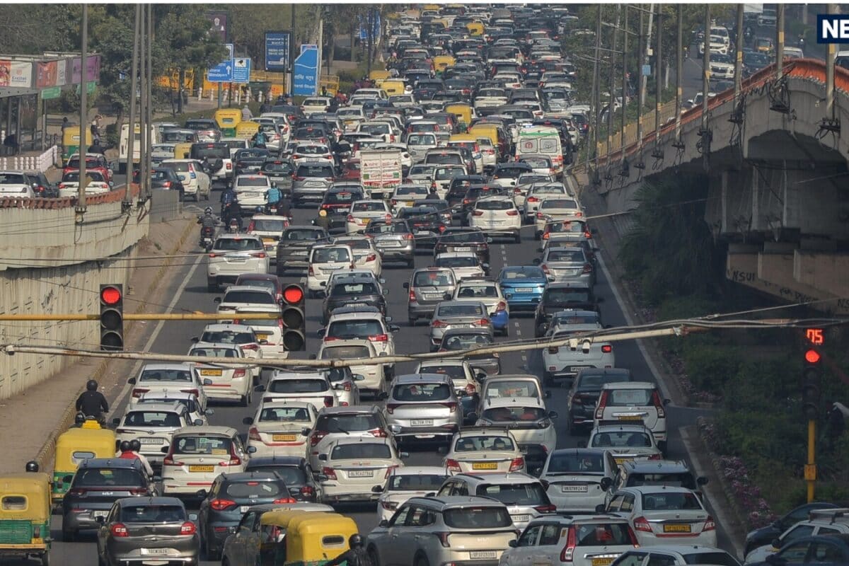 Delhi-NCR Traffic: दिल्‍ली नोएडा गुरुग्राम में जमीन से आसमान तक आफत कार-बाइक से प्‍लेन तक की रफ्तार पर ब्रेक