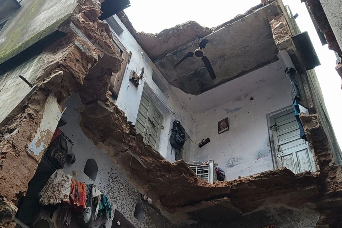 Ghaziabad News: गाजियाबाद में दर्दनाक हादसा, गिर गया तीन मंजिला मकान, 8 घंटे तक चला रेस्क्यू ऑपरेशन