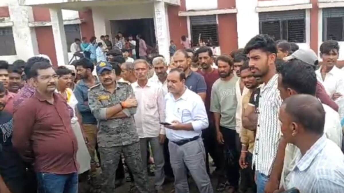 गुना में छात्राओं को पेशाब पिलाने का मामला, प्रिंसिपल पर आरोप
