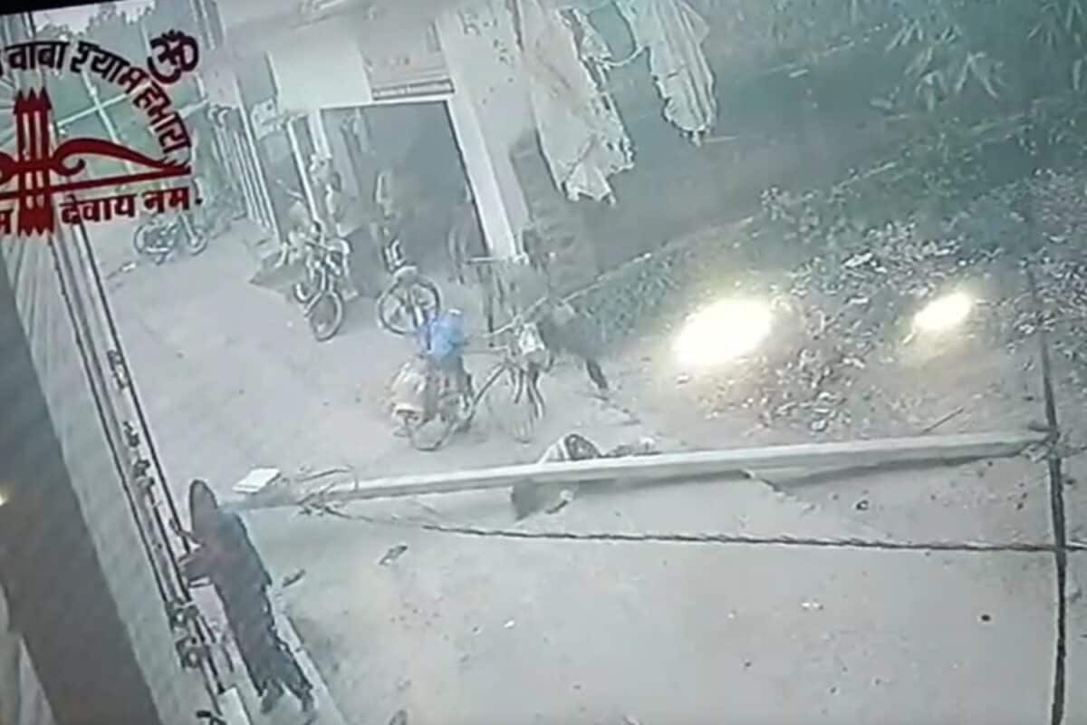 Hardoi News: DCM में उलझा तार, अचानक से रागिनी पर गिर गया पोल, CCTV में कैद हुआ हादसा
