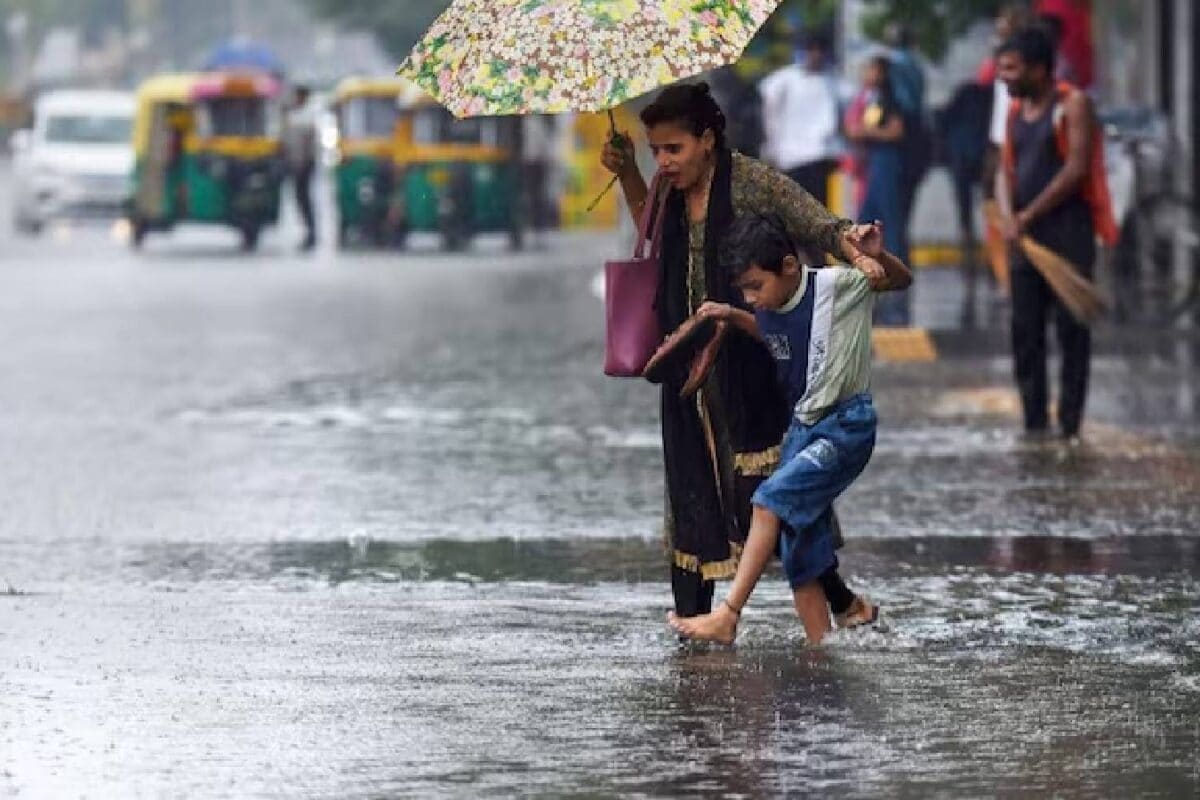 Aaj Ka Mausam: बंगाल की खाड़ी में उठा बवंडर द‍िखाने लगा असर बिहार-यूपी से लेकर दिल्ली तक बार‍िश IMD का अलर्ट