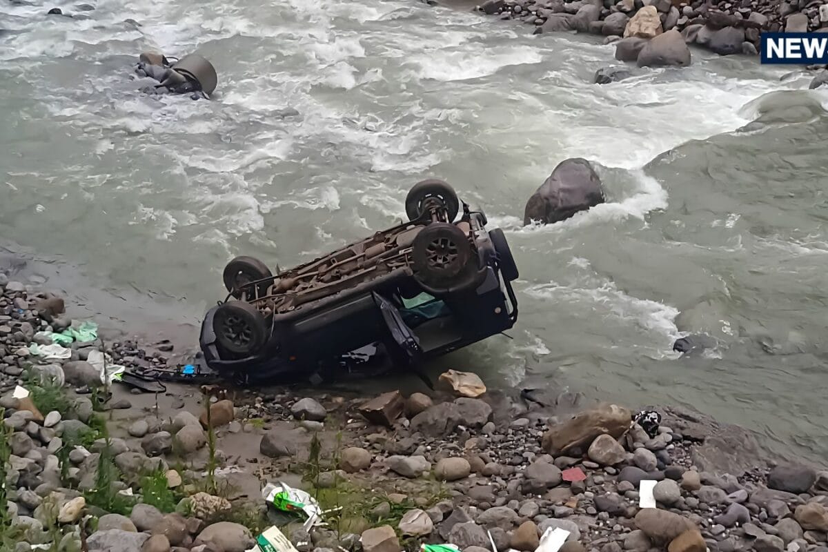 हिमाचल प्रदेश के मनाली में दर्दनाक हादसा, 20 फीट नाले में गिरी जिम्नी, 2 लोगों की मौत