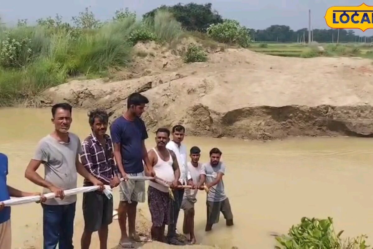 विकास के नाम पर काट दी गांव की मुख्य सड़क! अब गमछे के सहारे नदी पार कर रहे शिवहर के लोग