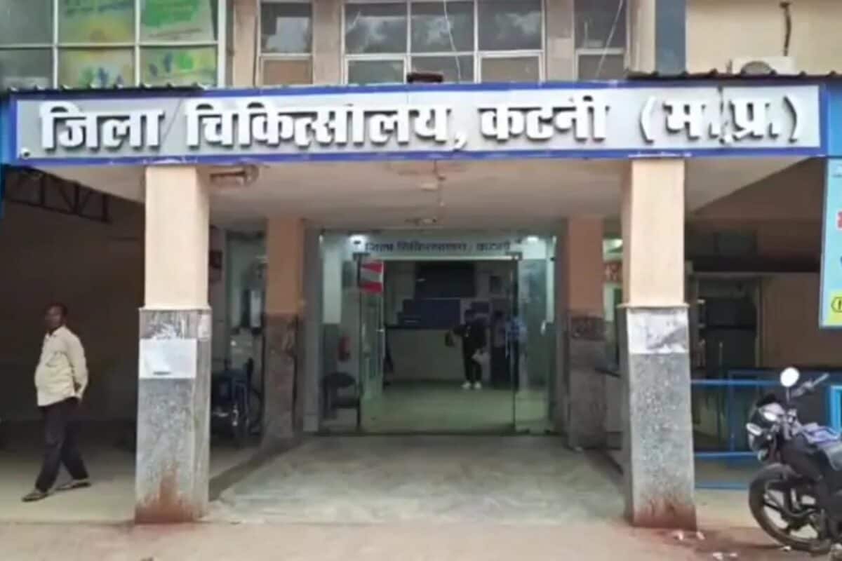 डॉक्टर नहीं.. तांत्रिक पर भरोसा! कटनी अस्पताल में सर्पदंश पीड़ित से झाड़फूंक, वीडियो वायरल होने से मचा गदर