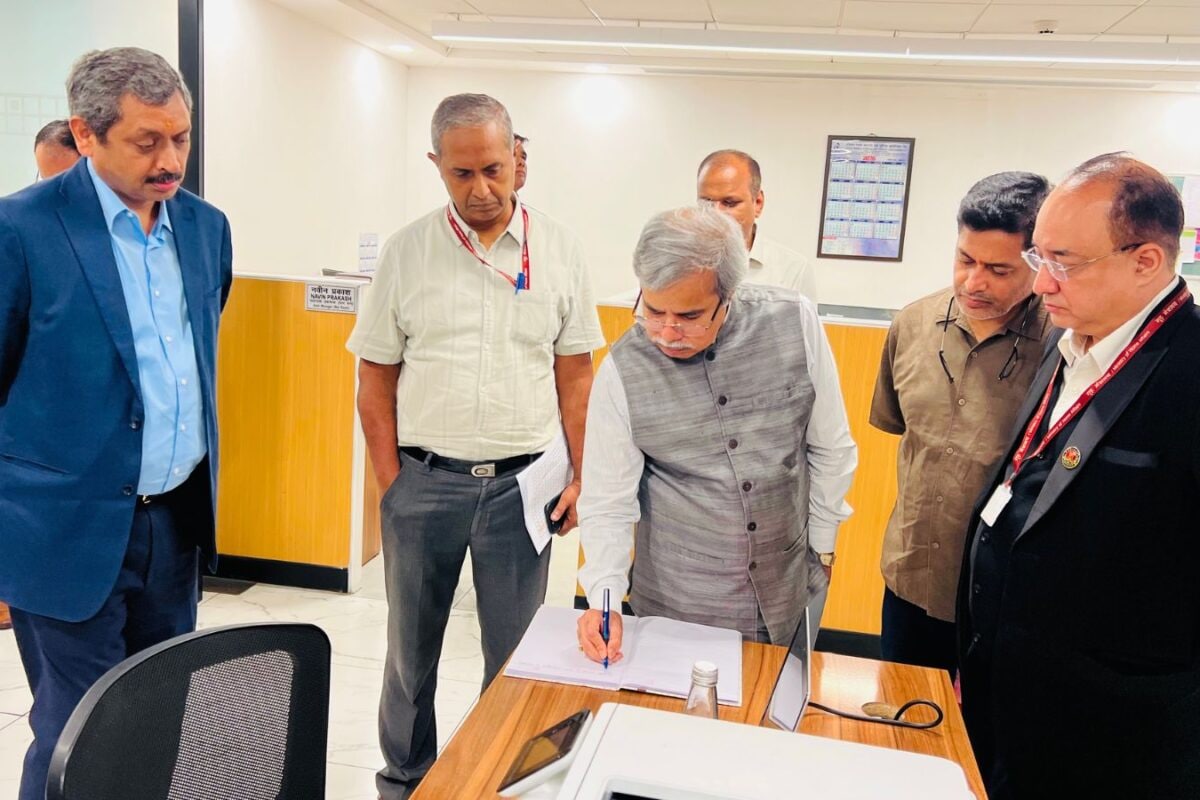 ट्रेनों में यात्रा होगी और भी शानदार, खराब खाने को लेकर एक्शन में बोर्ड, अचानक पहुंचे IRCTC वॉर रूम चेयरमैन