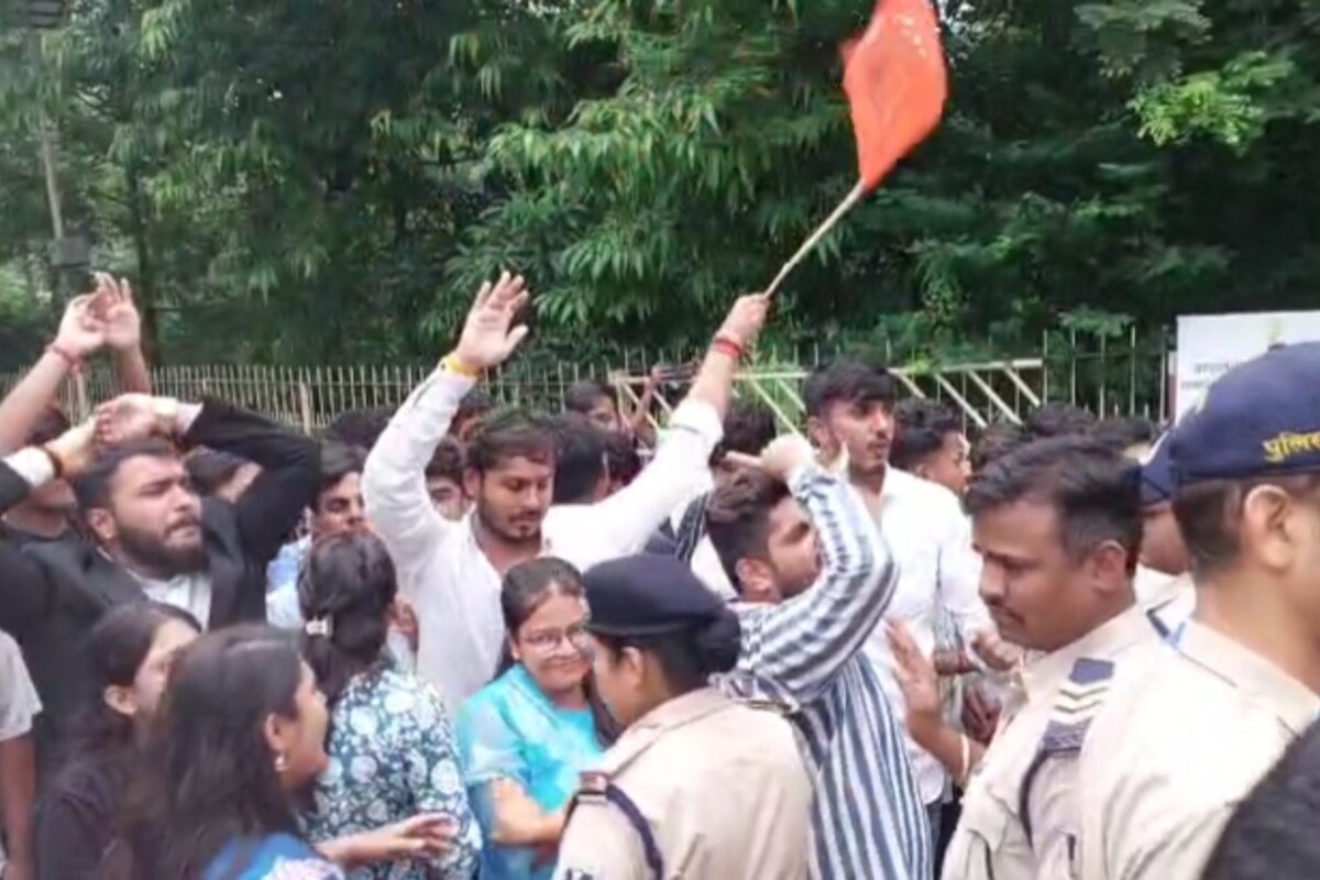 MP में छात्र संघ चुनाव से पहले ही भिड़े ABVP-NSUI, पुलिस के साथ छात्रों की धक्का-मुक्की; कटा हंगामा
