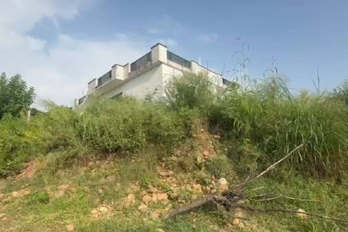 जमीन धंसी घर तबाह सरकार ने दिए टेंट तो घुसने लगे सांप और बिच्छू अब गांववालों ने लगाई गुहार