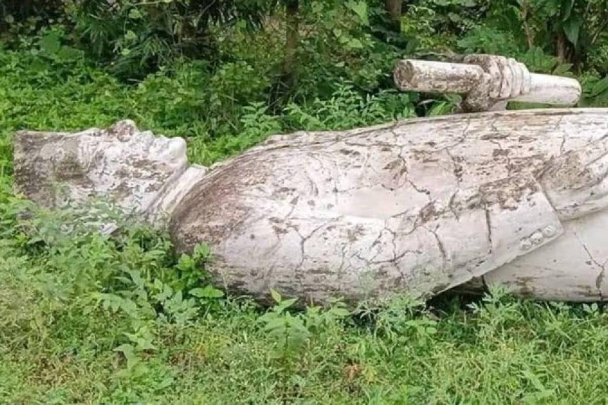 जंगल में पड़ी मिली जवाहरलाल नेहरू की प्रतिमा कांग्रेस में आक्रोश शिकायत के साथ दी चेतावनी