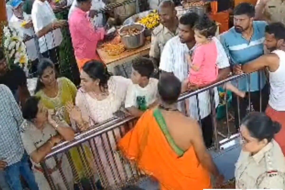 विधायक की बेटी की हनक तो देखिए महिला पुलिसकर्मी को मंदिर में जड़ा थप्पड़ फिर मिला करारा जवाब देखें वीडियो
