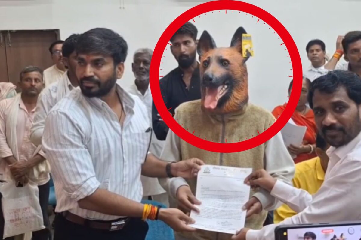 Khandwa News: कुत्ते का मुखौटा लगाकर जनसुनवाई में पहुंचा युवक, खास वजह से जताया अनोखा विरोध; ज्ञापन भी सौंपा
