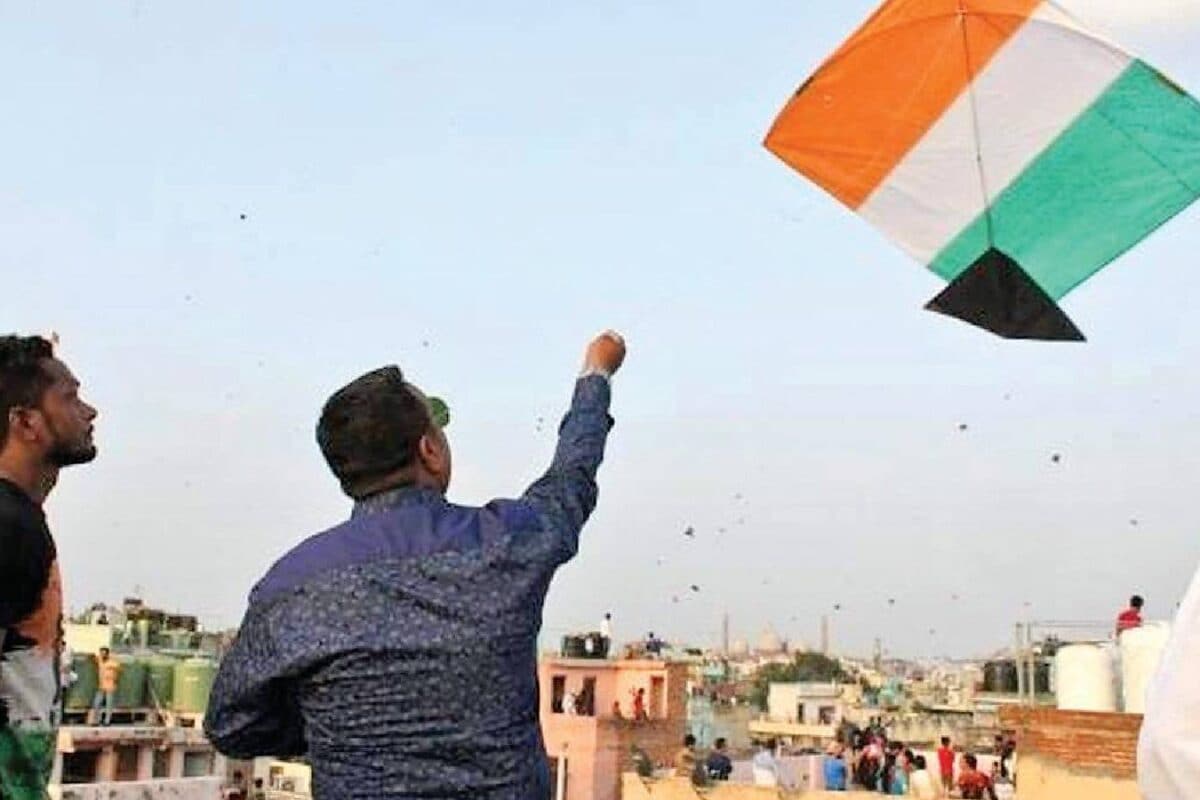 दिल्ली में पतंग उड़ाने पर लग सकता बिजली का करंट दिल्ली मेट्रो ने की लोगों से अपील