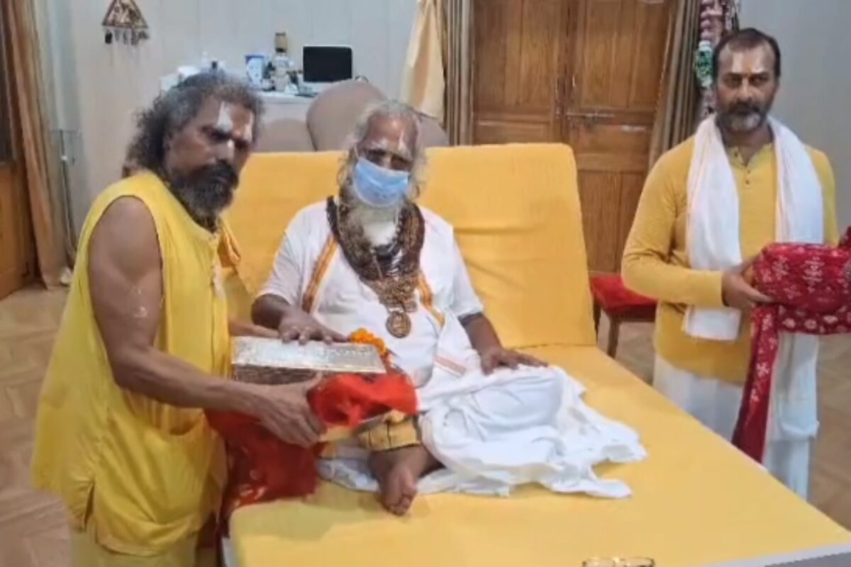 'अयोध्या हुई हमारी है, अब मथुरा की बारी है'... मणिराम छावनी में गूंजे जयकारे, रजत शिला का हुआ पूजन