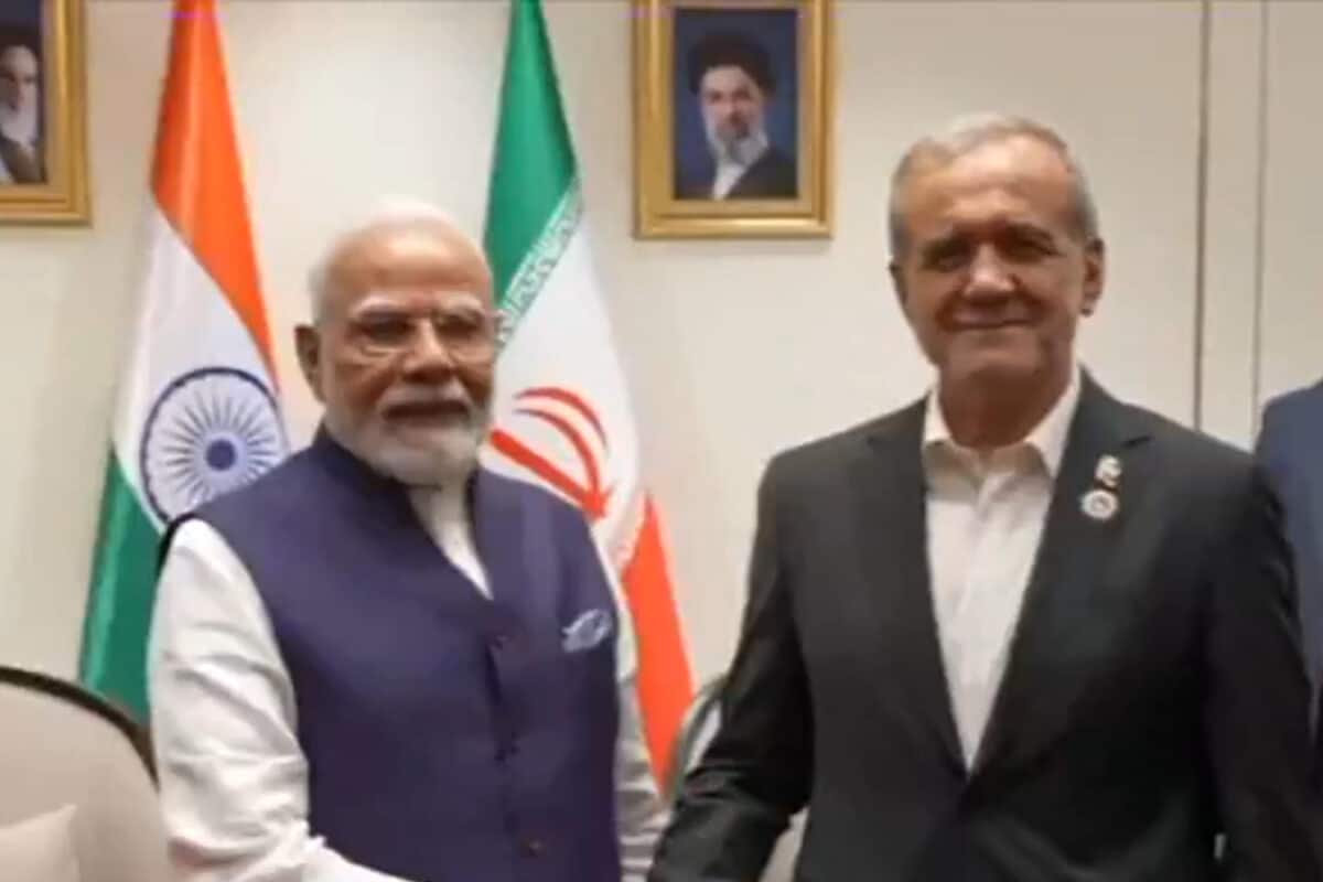 SCO Summit Live: ईरानी राष्ट्रपति से 2 साल बाद मिले PM मोदी, पीछे दिखी सुप्रीम लीडर खामेनेई की तस्वीर