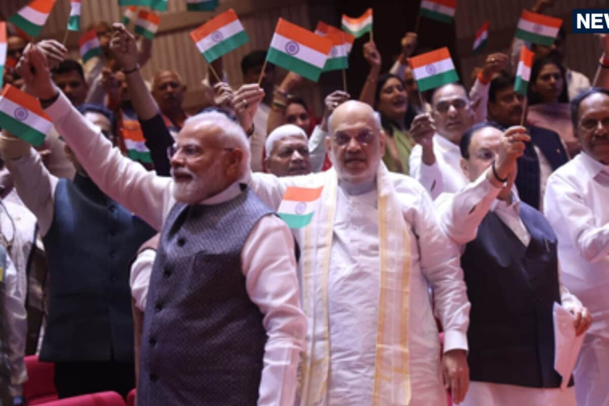 पीएम मोदी संग NDA सांसदों की मंगल बैठक तिरंगा लहराकर दिया एकजुटता का संदेश