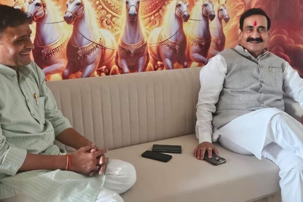 दतिया उपचुनाव: भाषण, चुनावी नारों और आंकड़ों का खेल नहीं राजनीति! हार के बाद एक साथ बैठे नरोत्तम और आशुतोष