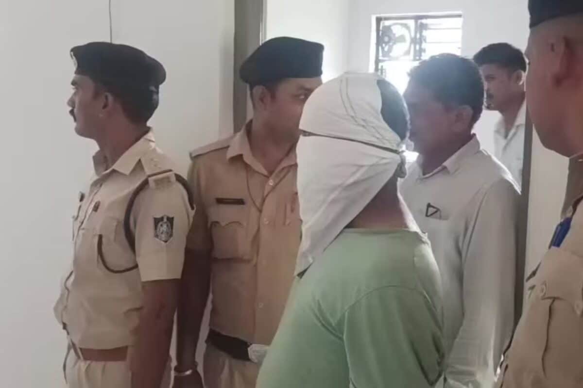महिला डॉक्टर को फर्जी IAS अफसर बताकर ऐंठे पैसे, धाक जमाने के लिए AI से बनाई तस्वीरें; पुलिस ने खोली पोल
