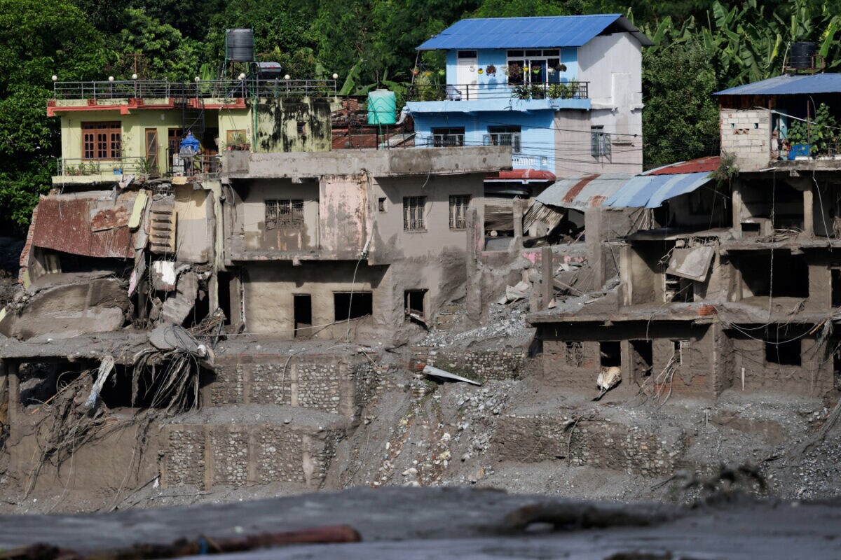 नेपाल-चीन की बाढ़ में अब तक 600 मौतें, 2400 से ज्यादा लापता, 320 भारतीयों की भी खबर नहीं