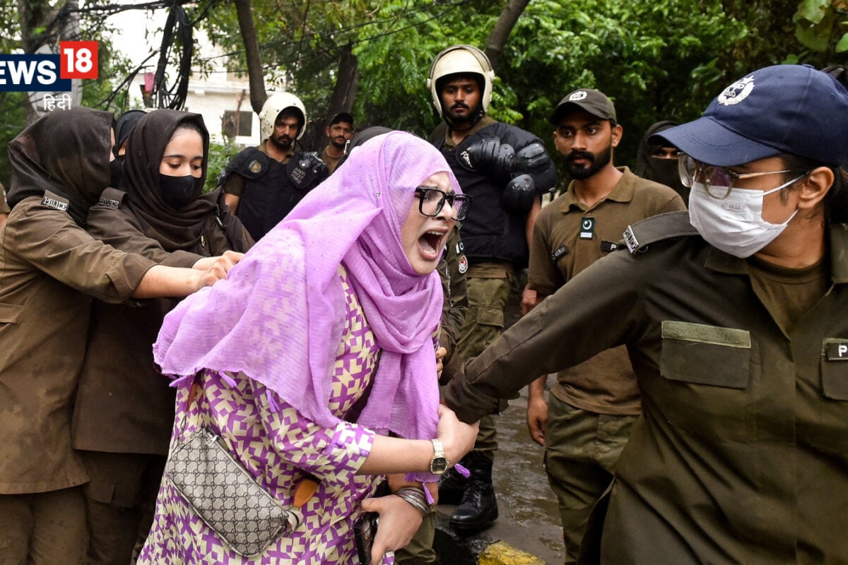 PoK में गोली चली, पाकिस्तान में बगावत भड़क गई, शाहबाज-मुनीर के खिलाफ सड़कों पर उतरे लोग