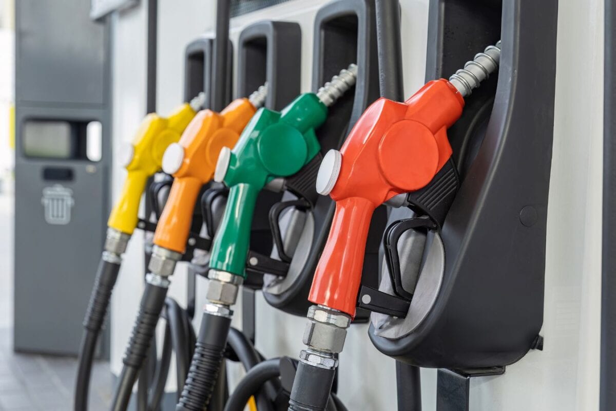 Petrol Diesel Price Hike: पाकिस्तान की जनता को लगा झटका, फिर बढ़ाए पेट्रोल-डीजल के दाम, जानें भारत से कितना महंगा
